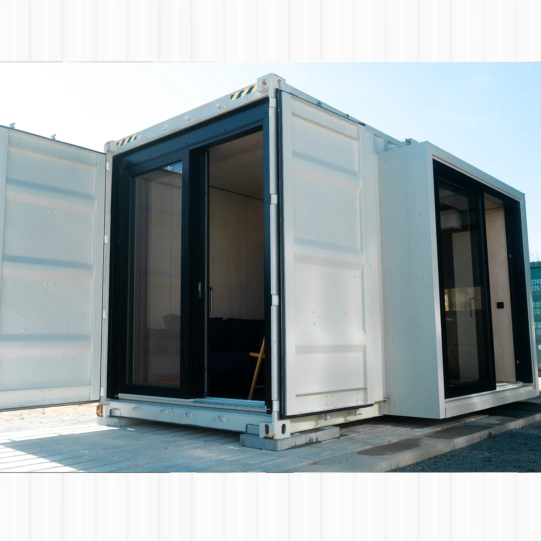 Container Tinyhouse mit Glaserker und Schiebetüren lichtdurchflutet