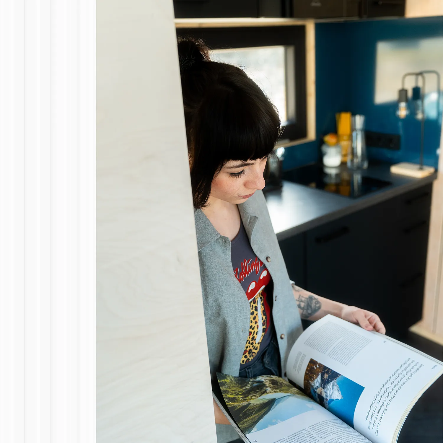 das Team von Mein Lagerraum3 auf Seecontainern sitzend