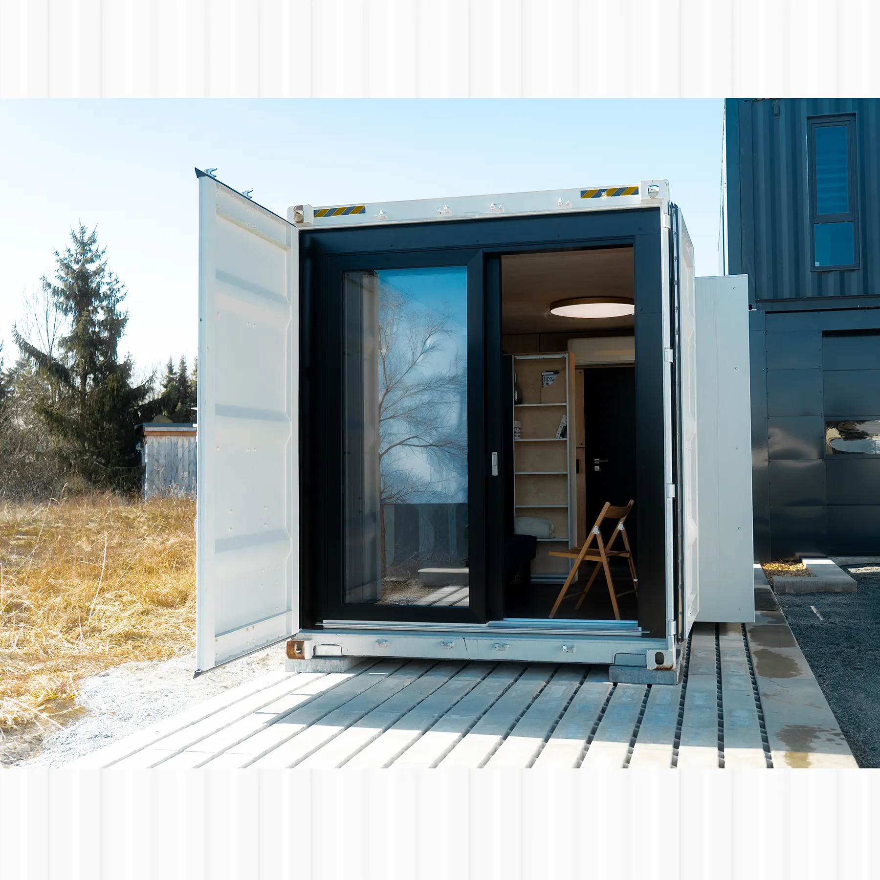 Container Tinyhouse mit Glaserker und Schiebetüren lichtdurchflutet
