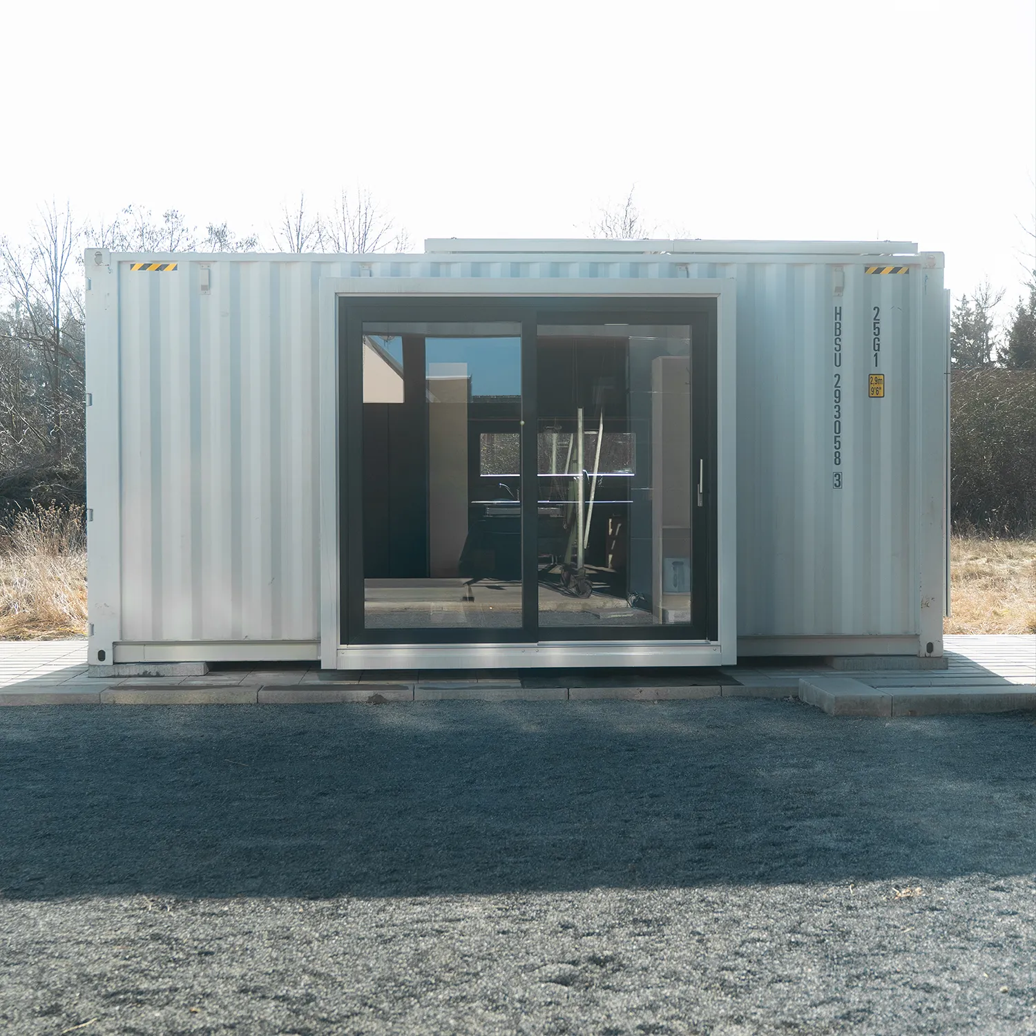 Container Tinyhouse mit Glaserker und Schiebetüren lichtdurchflutet