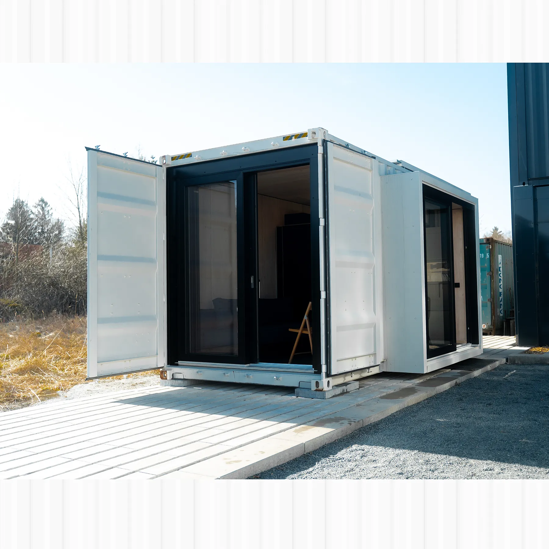 Container Tinyhouse mit Glaserker und Schiebetüren lichtdurchflutet