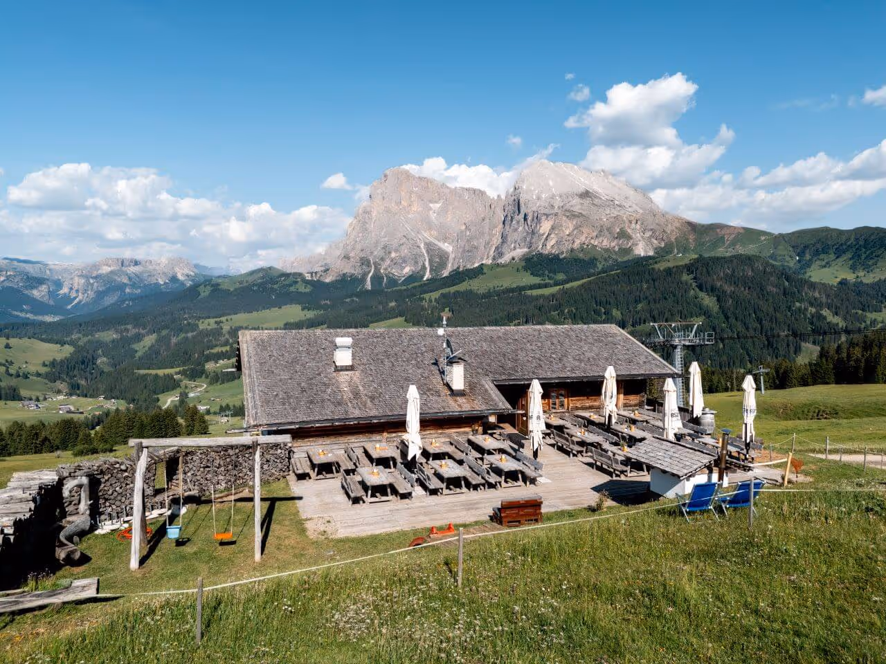 Laranzer Schwaige im Sommer mit Ausblick auf Langkofel und Plattkofel