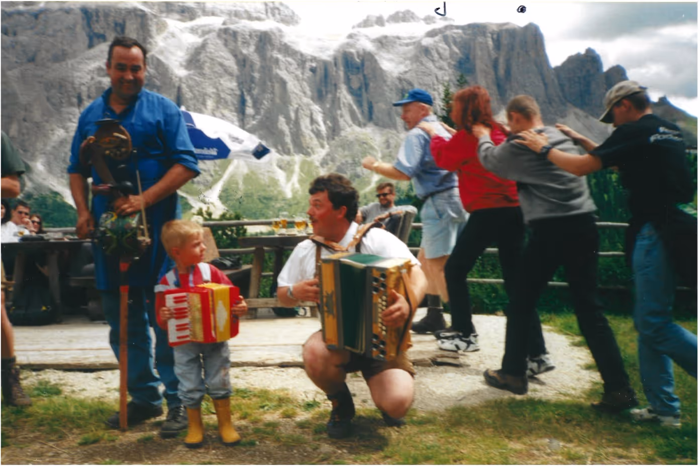 Opa spielt mit Enkel Ziehharmonika