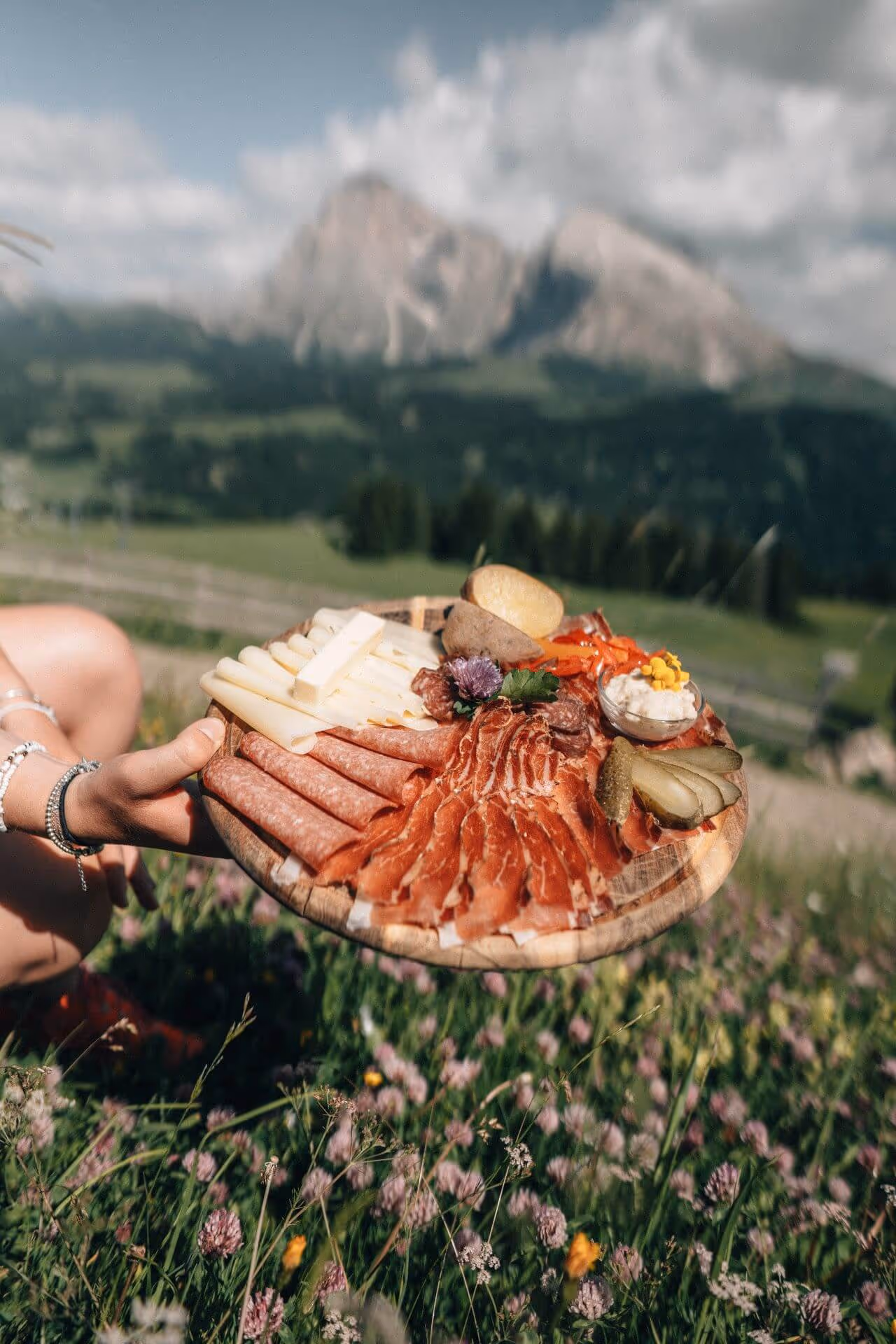 Holzteller mit Gemischtem Aufschnitt (Salami, Speck, Käse, Gurken, Kartoffel)
