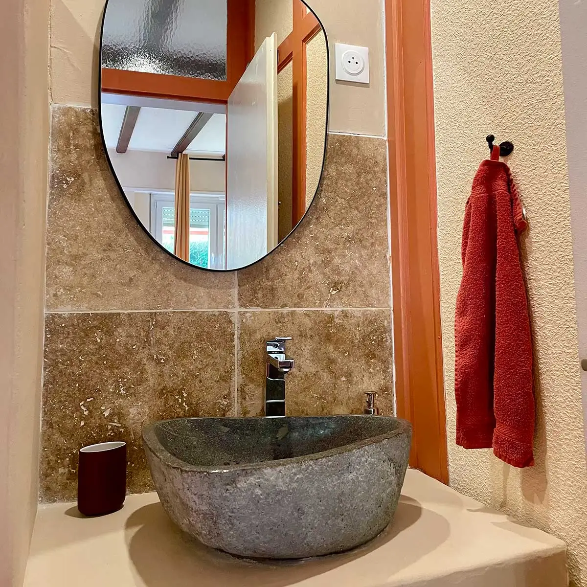 grand miroir et evier effet pierre dans la salle de bain de la casa andalucia