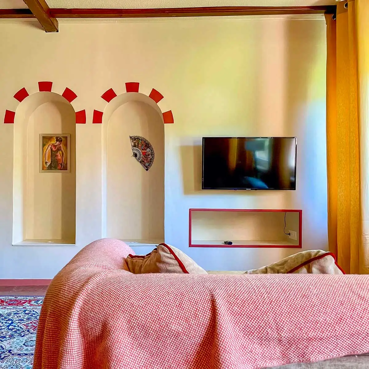 Salon de la Casa Andalucia avec canapé et tv ecran plat