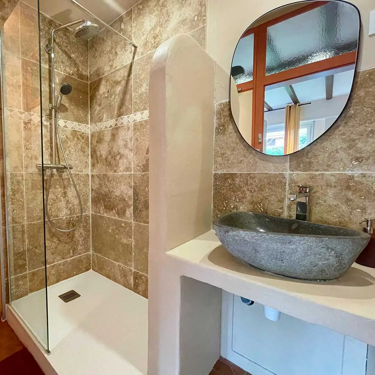 salle de bain avec douche italienne à la casa andalucia