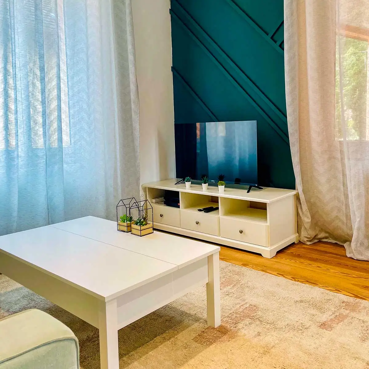 salon avec tv ecran plat de la villa hortensia