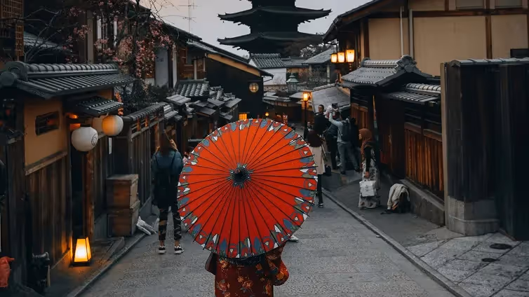 Un regard vers le Mont Fuji au lever du jour, entre brume et lumière nacrée.