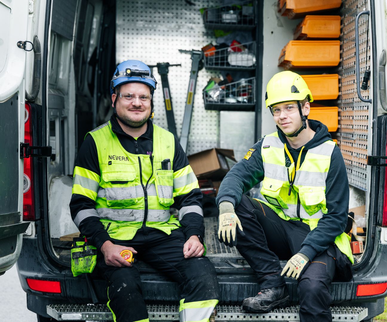 Neveran asentajat työauton luona valmiina työpäivään.