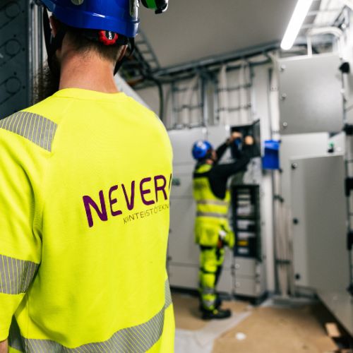 Neveran sähköasentajat asennustöissä