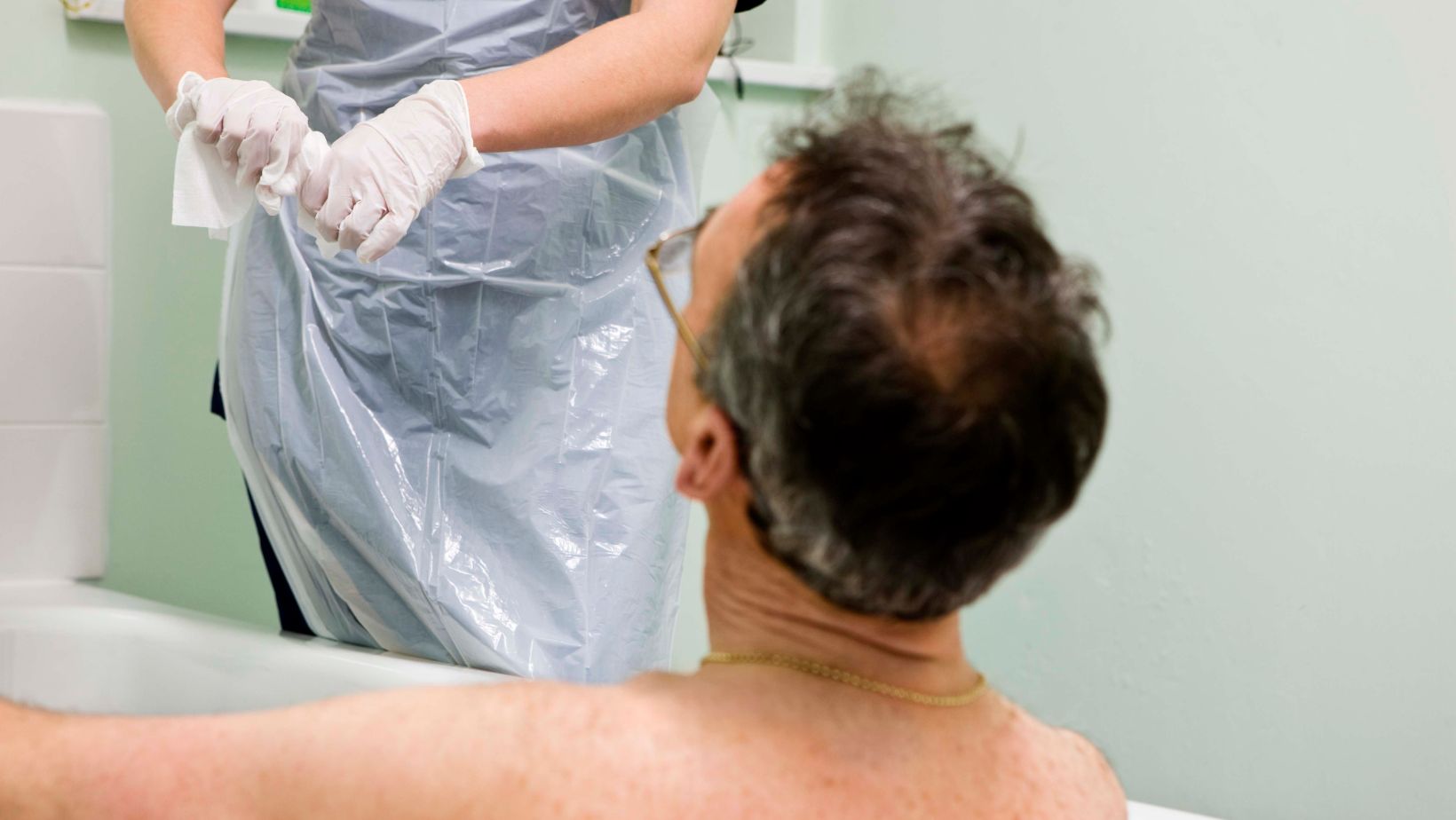 Segítség demencia esetén fürdetésben