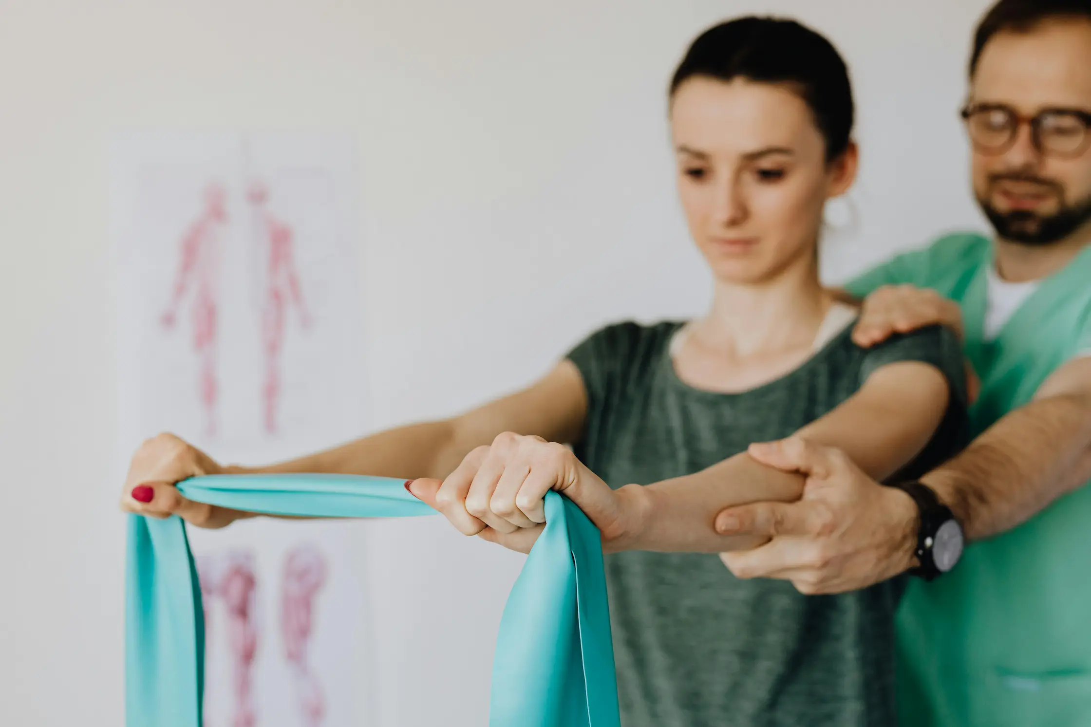 Korekcja wady postawy - fizjoterapeuta bada krzywizny kręgosłupa u pacjenta