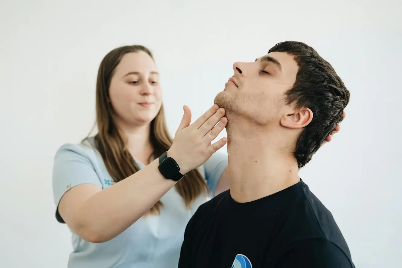 Terapia neurologopedyczna - logopeda prowadzi ćwiczenia artykulacyjne z pacjentem