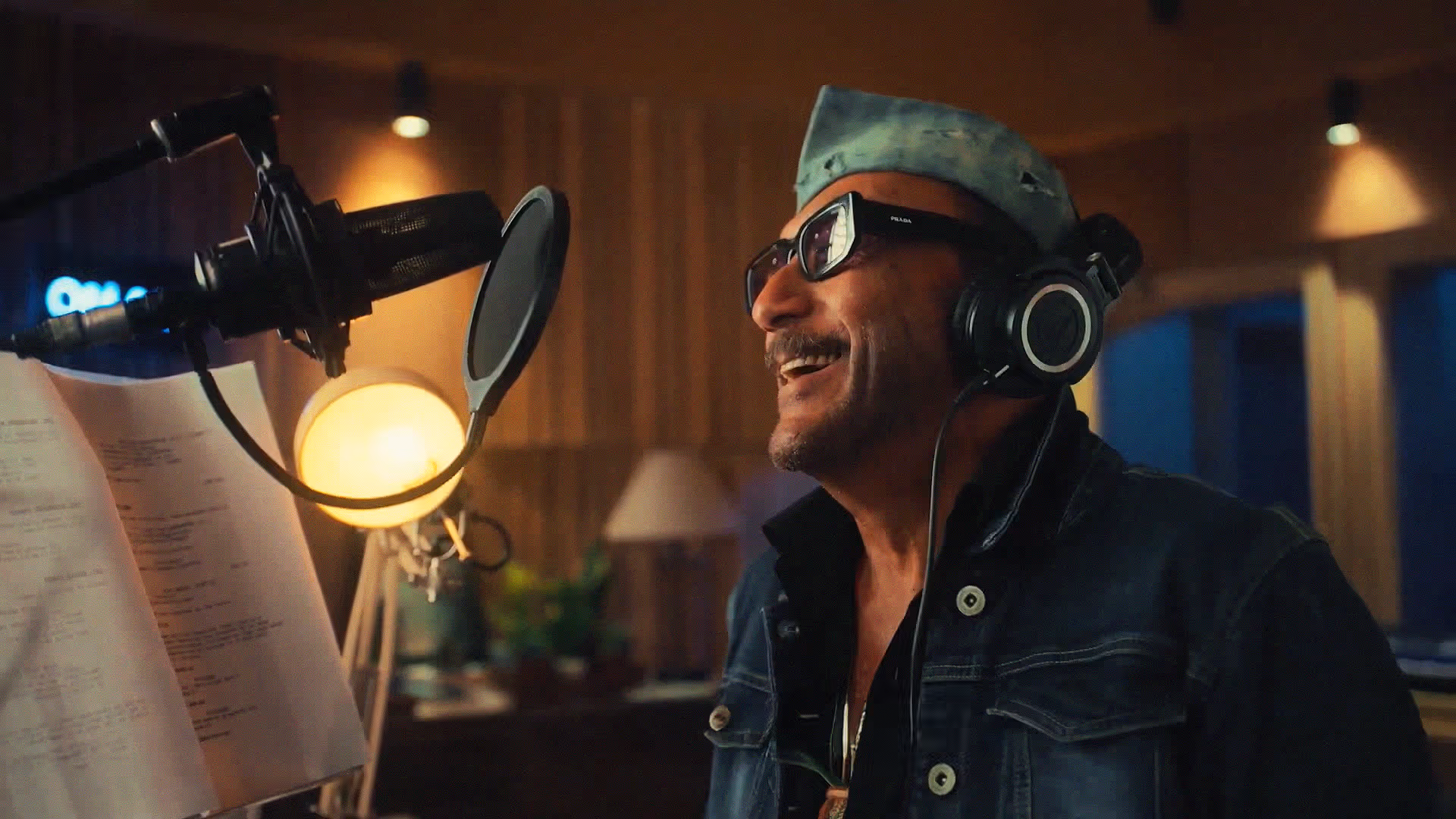 Jaggu dada on a microphone