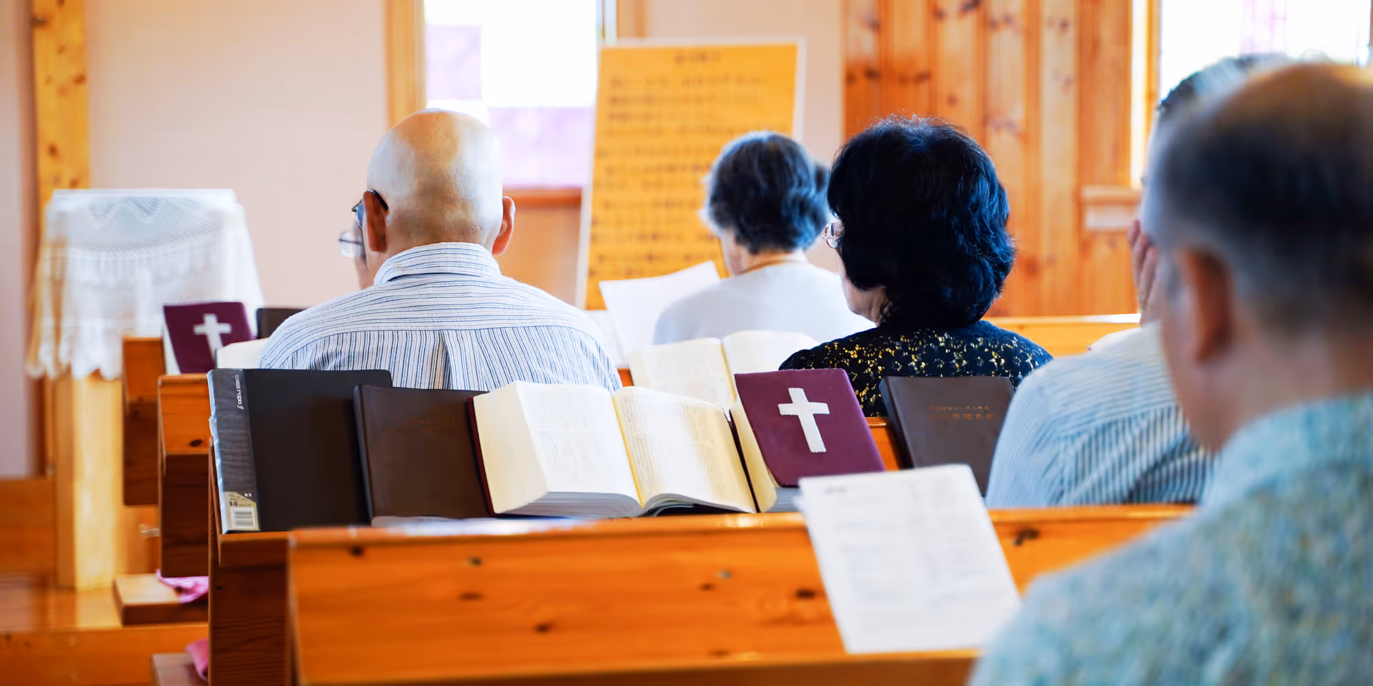 Mennesker på kirkebenk