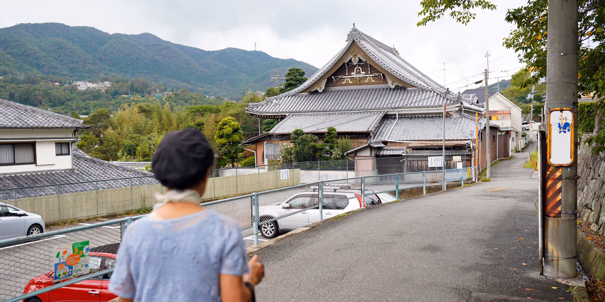 En person går på gaten i et japansk nabolag