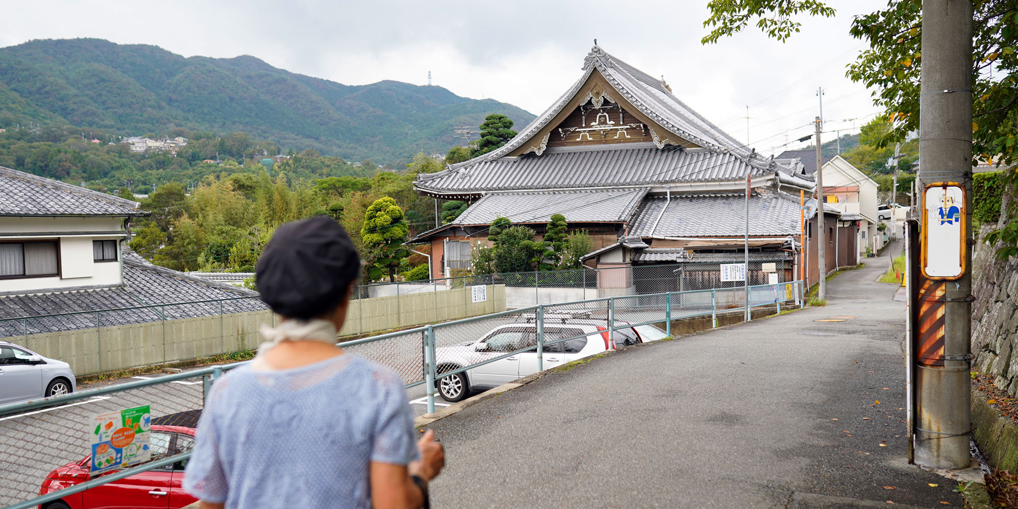 En person går på gaten i et japansk nabolag
