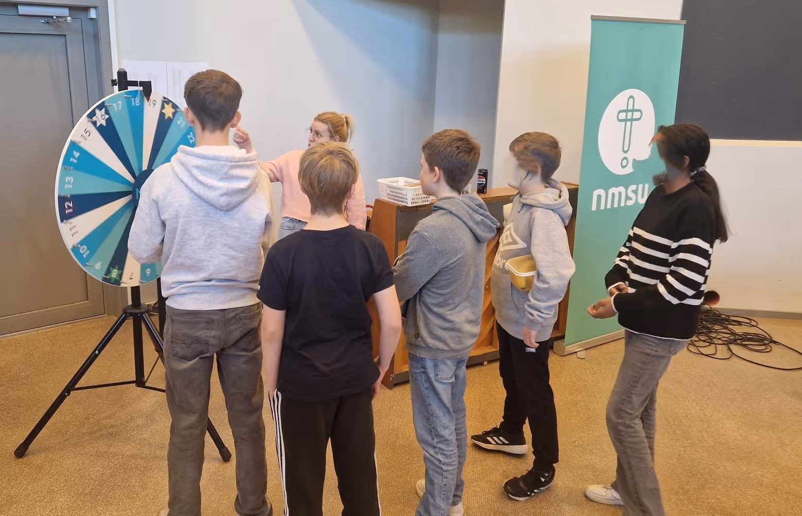 Barn ved NMS-lykkehjulet