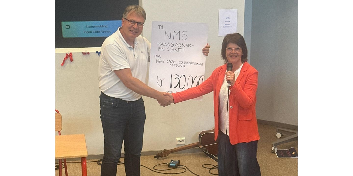 Rektor Øystein Engås ved Møre barne- og ungdomsskole sammen med Laila Karin Tusvik Helle fra NMS