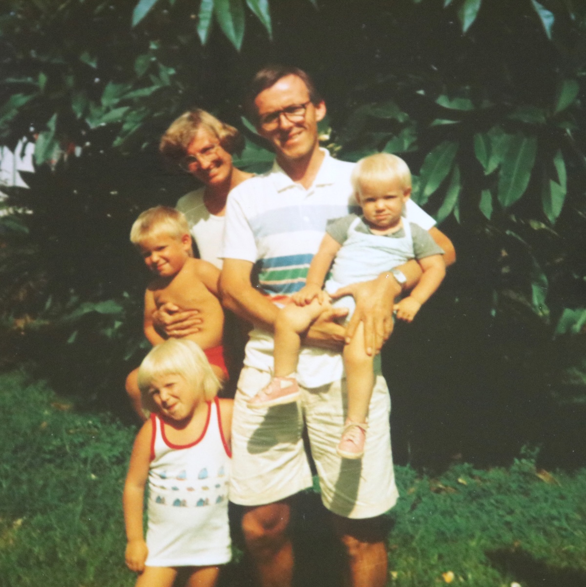 Familien Ekenes i sitt avsidesliggende paradis Marolambo i 1988