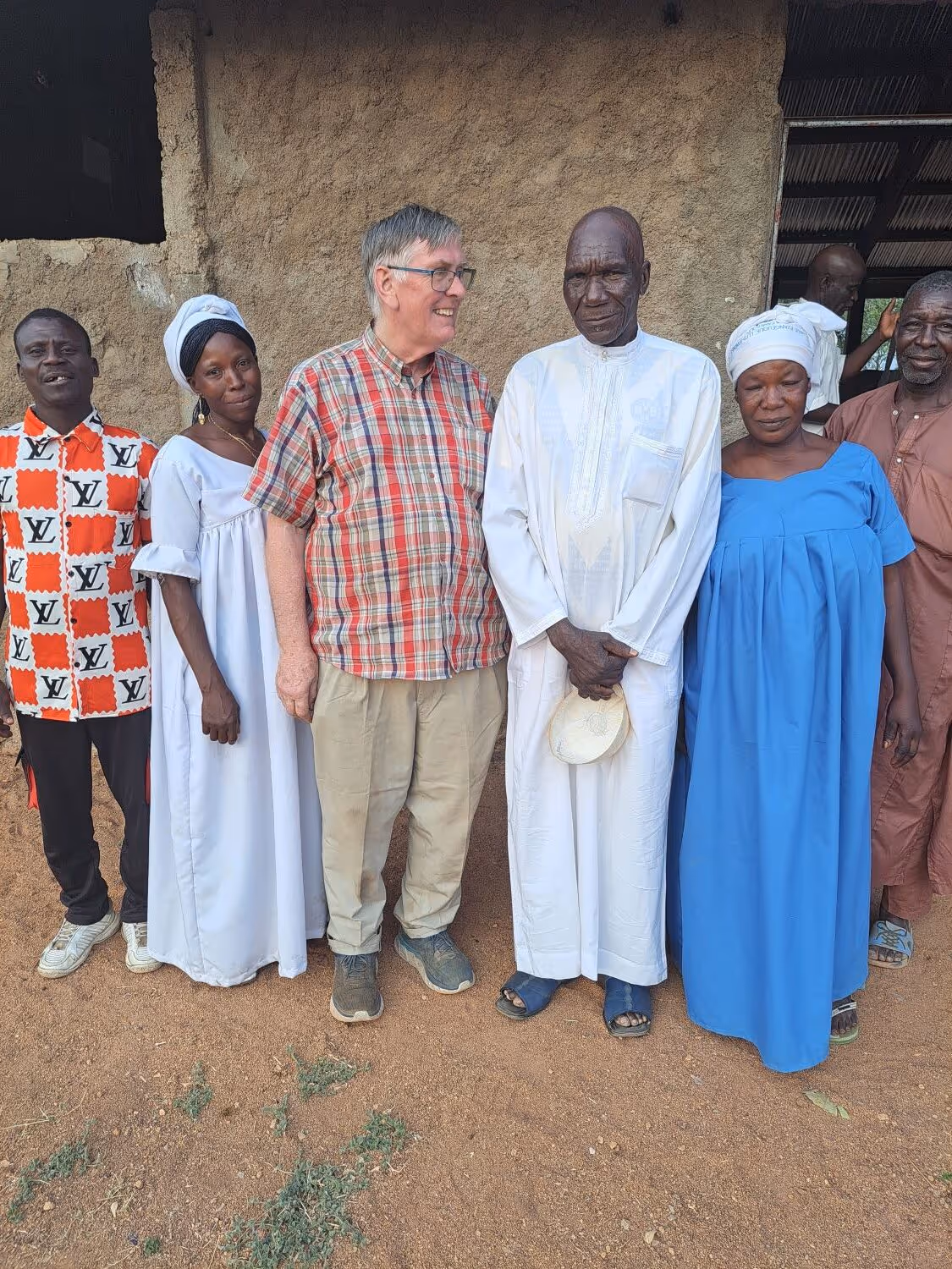 Finn Ove Kaldhol saman med nokre kristne i Kamerun.