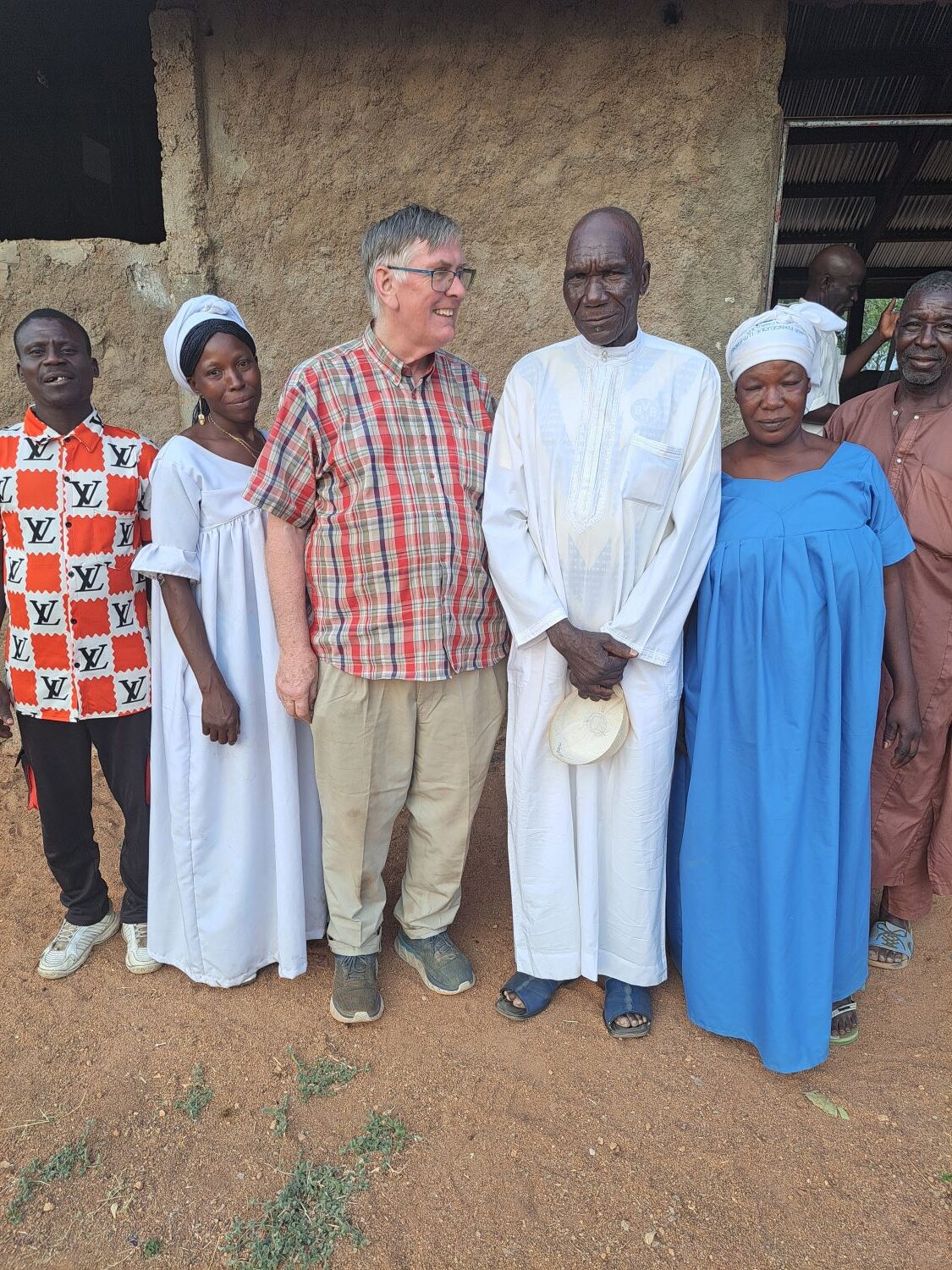 Finn Ove Kaldhol saman med nokre kristne i Kamerun.