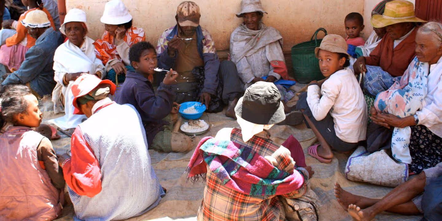 Matutdeling i Antsirabe på Madagaskar