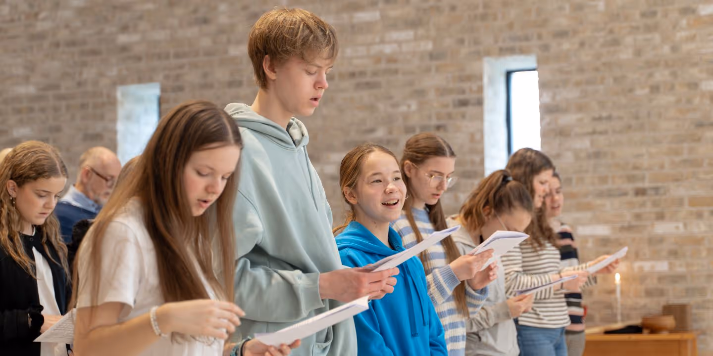 Barn og ungdom under en gudstjeneste i Mustamäe, Estland