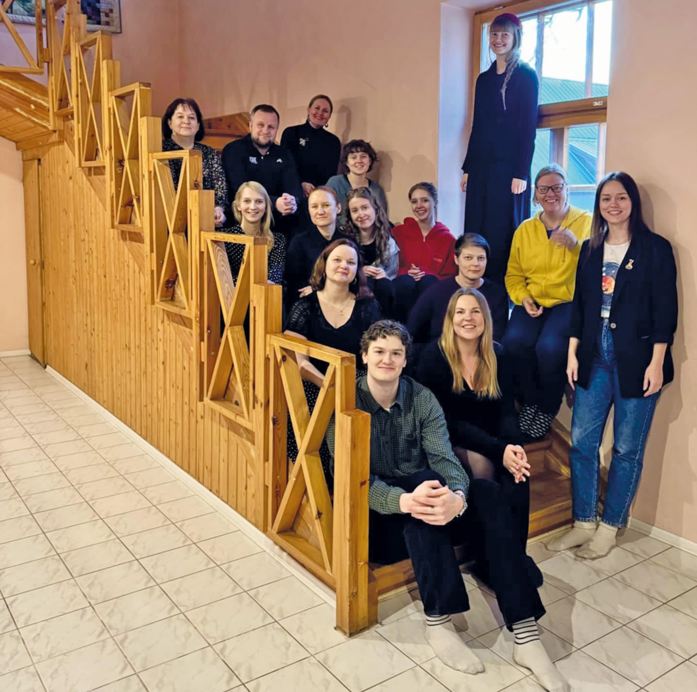 SAMLING: Eirik saman med ungdomsarbeidarar i ulike kyrkjer i Estland