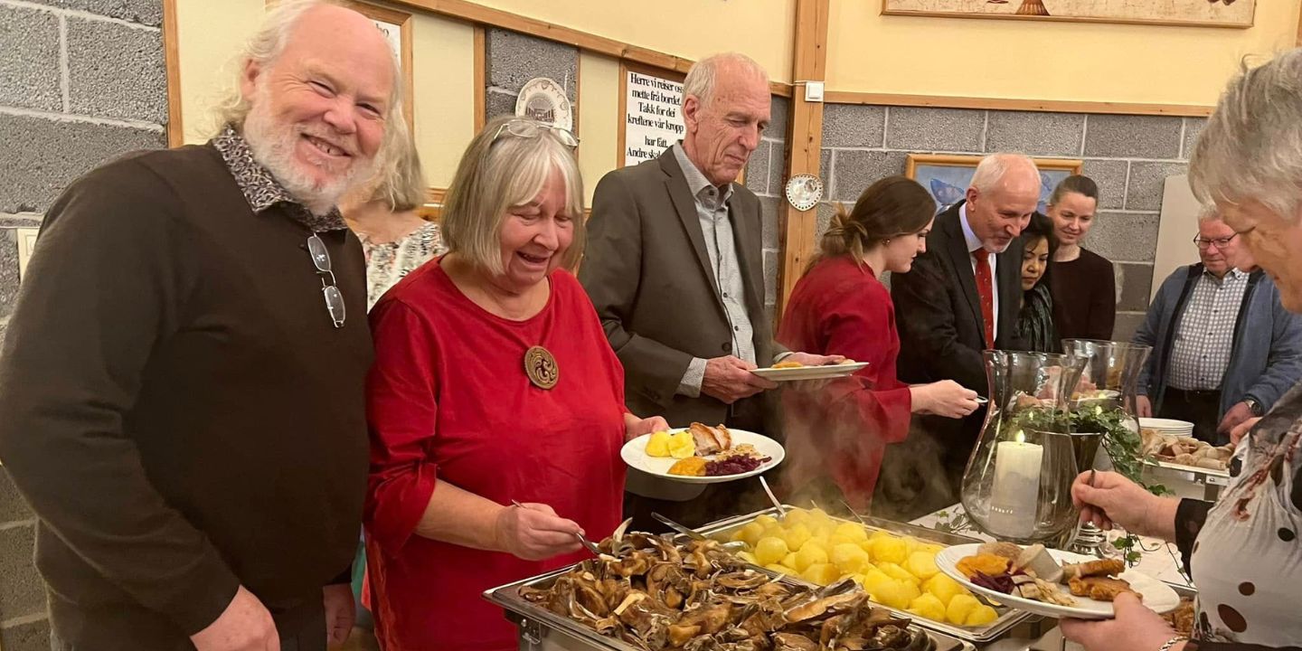 Personer ved matbord