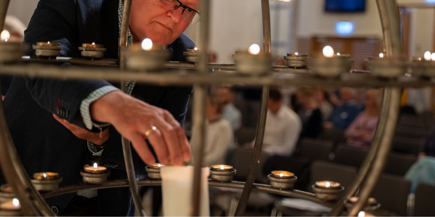 Lystenning i lysglobe, kirkerom