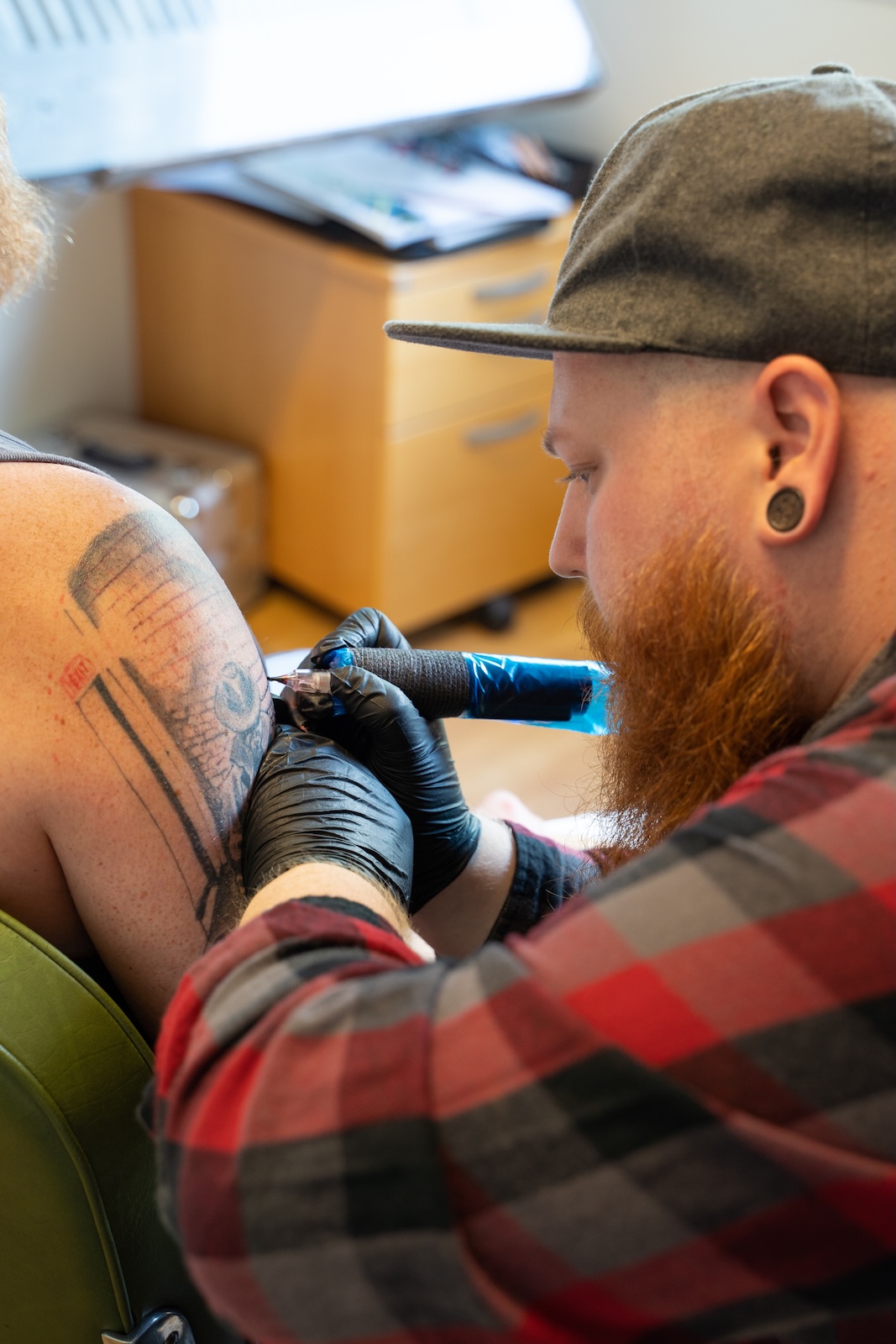 Raymond Bicaglia Nesse tatoverer en person