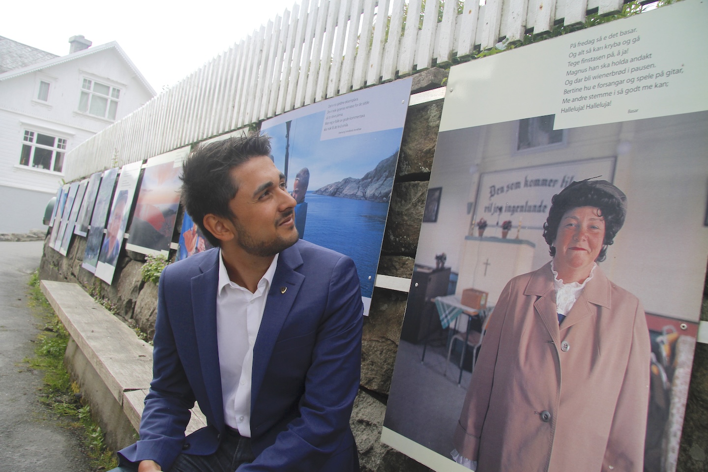 Jonas Andersen Sayed foran plakat i sentrum av Sogndalstrand