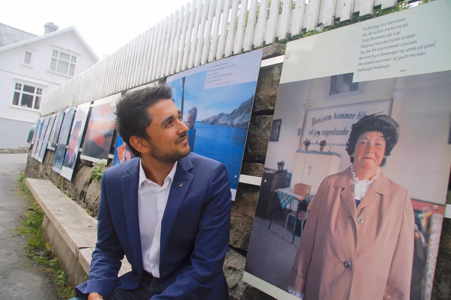 Jonas Andersen Sayed foran plakat i sentrum av Sogndalstrand