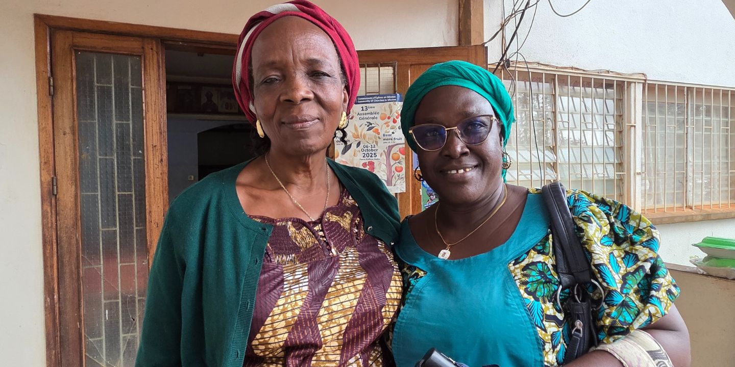 Tidligere leder av Kvinner for Kristus, Satou Marthe, sammen med nåværende leder Aïssatou Nasson 