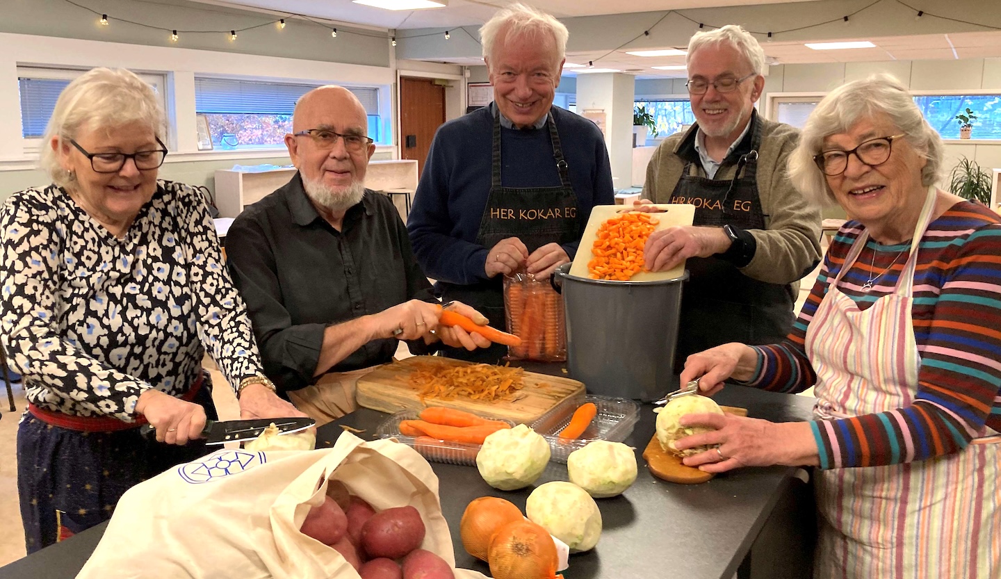 Bilde av frivillige som forbereder mat