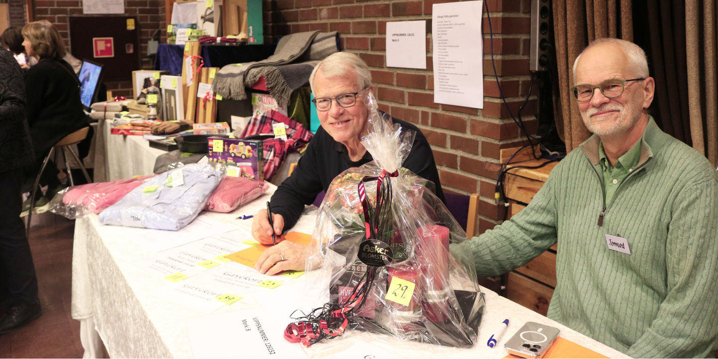 To menn bak premiene på basarbordet