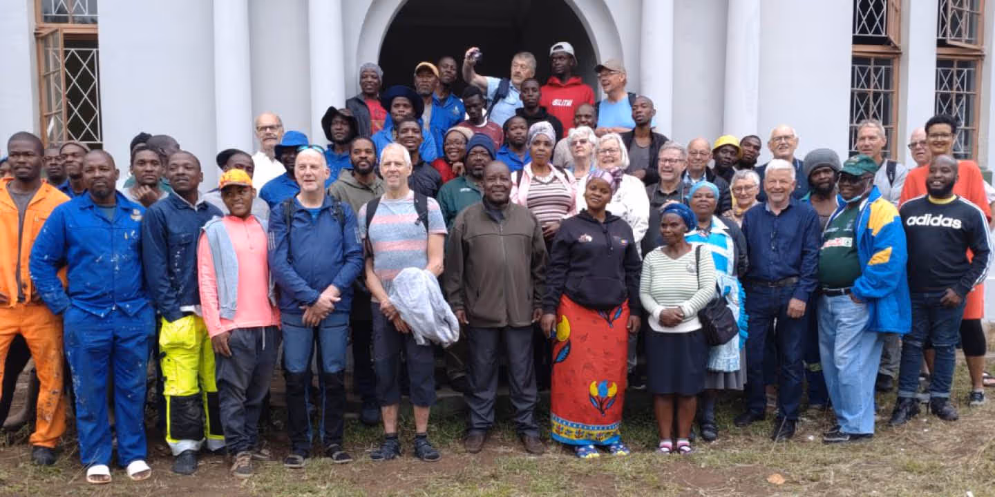 Forsamling foran kirke på Umphumulo, Sør-Afrika