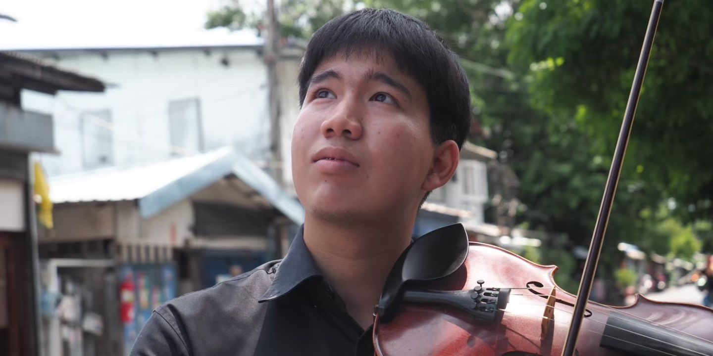 Ung mann med fiolin