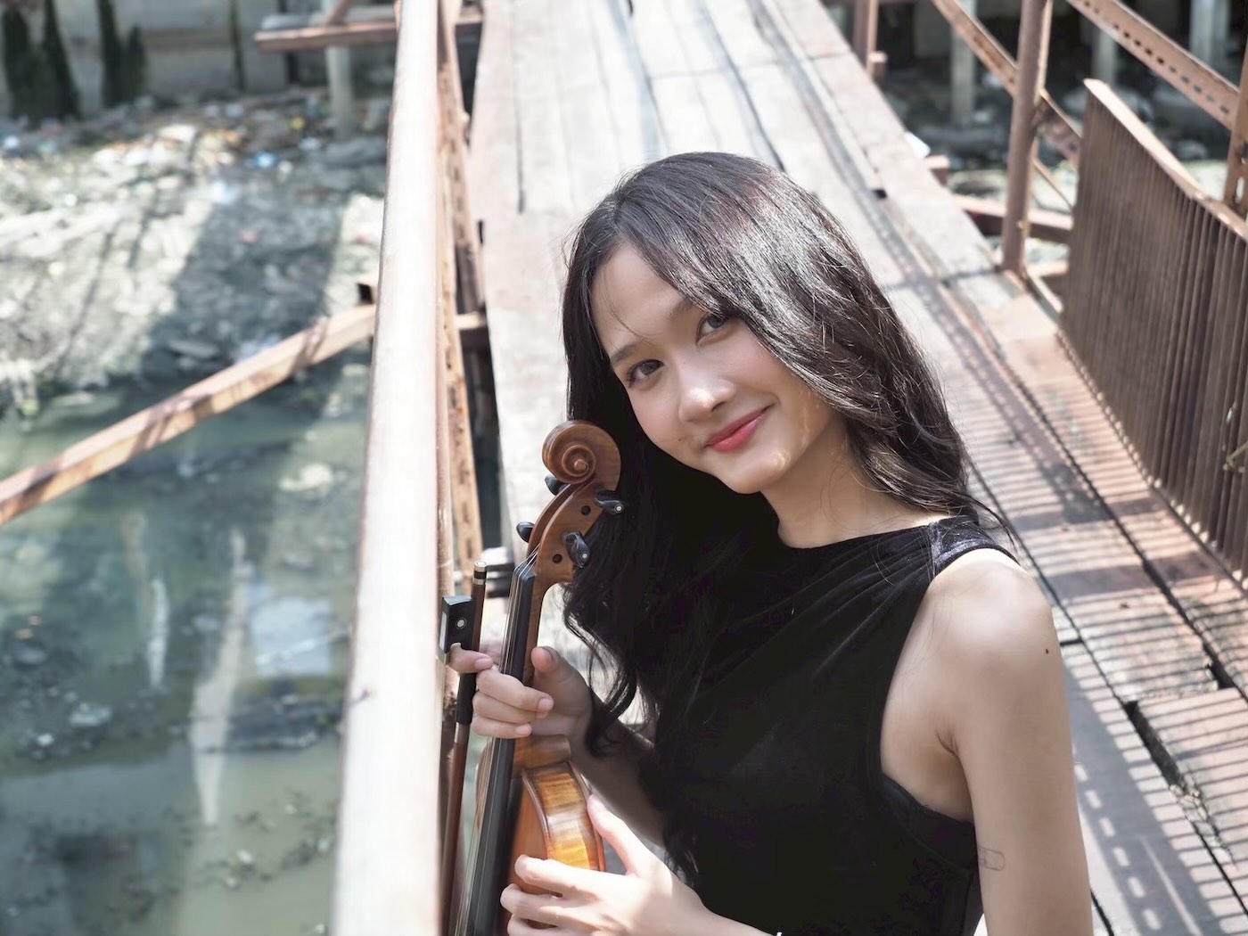 Ung kvinne med fiolin