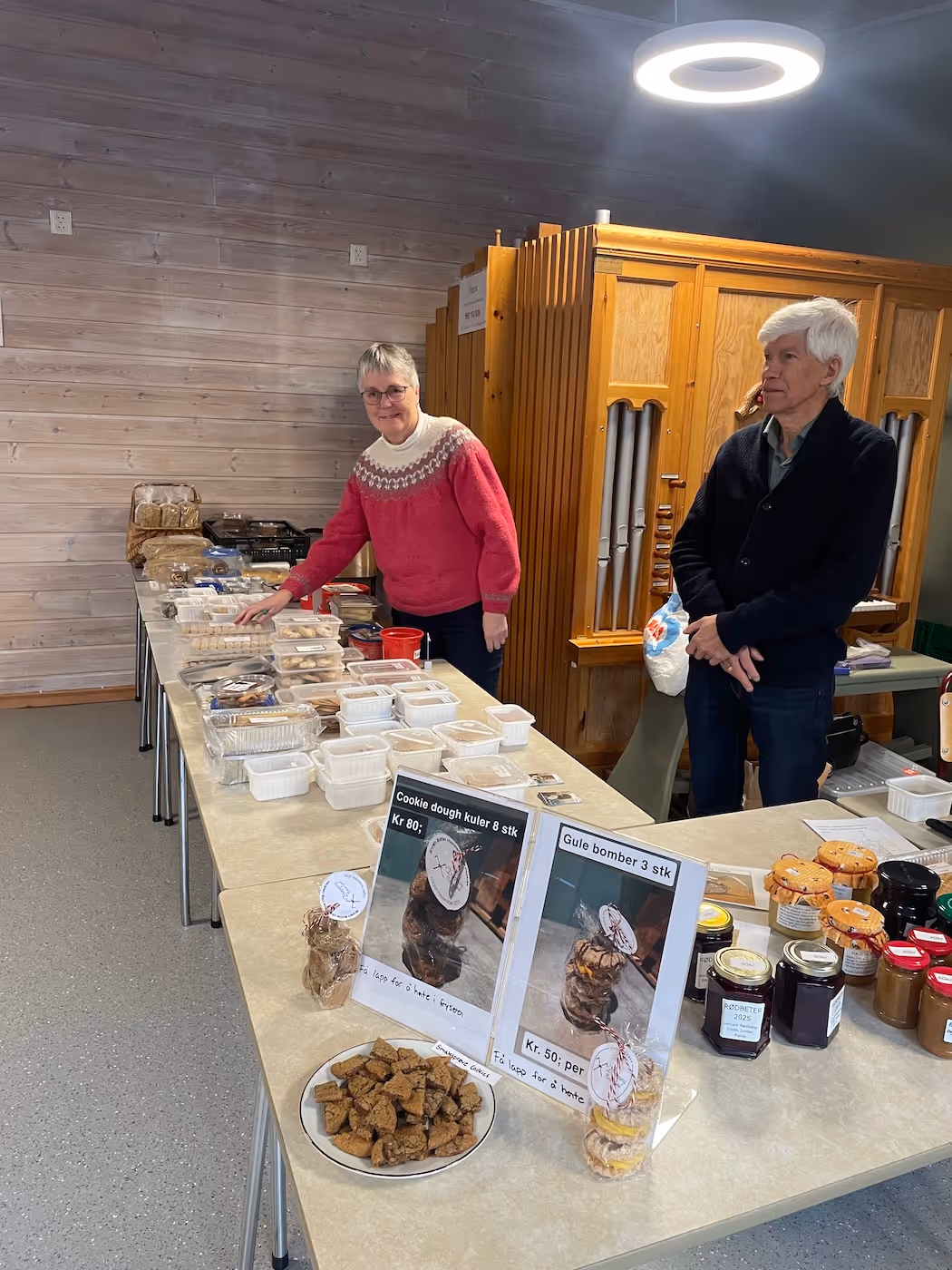 Personer bak gevinstbord