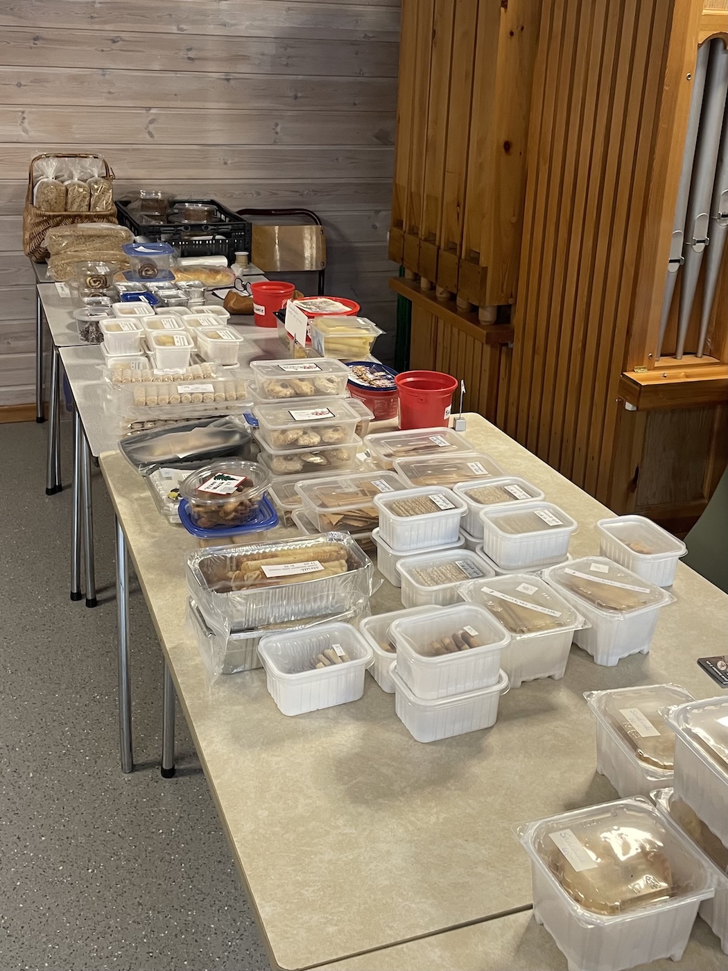 Salgsartikler liggende på et bord