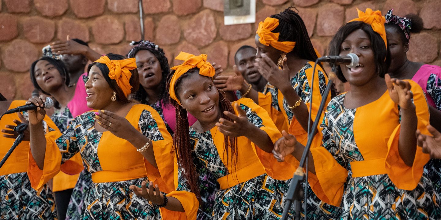 Dansende kvinner i milleniumskirken i Ngaoundéré, Kamerun