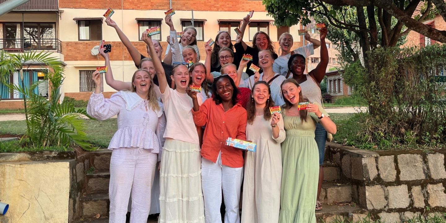 Studenter med Kvikk Lunsj på tunet på Lovasoa