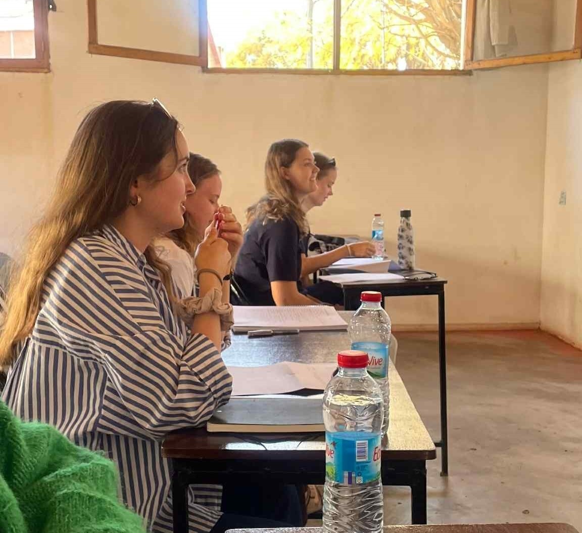 Bildet viser fire studenter i klasserommet