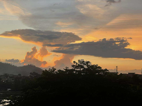 Bildet viser kveldshimmelen med skyer og rosa himmel