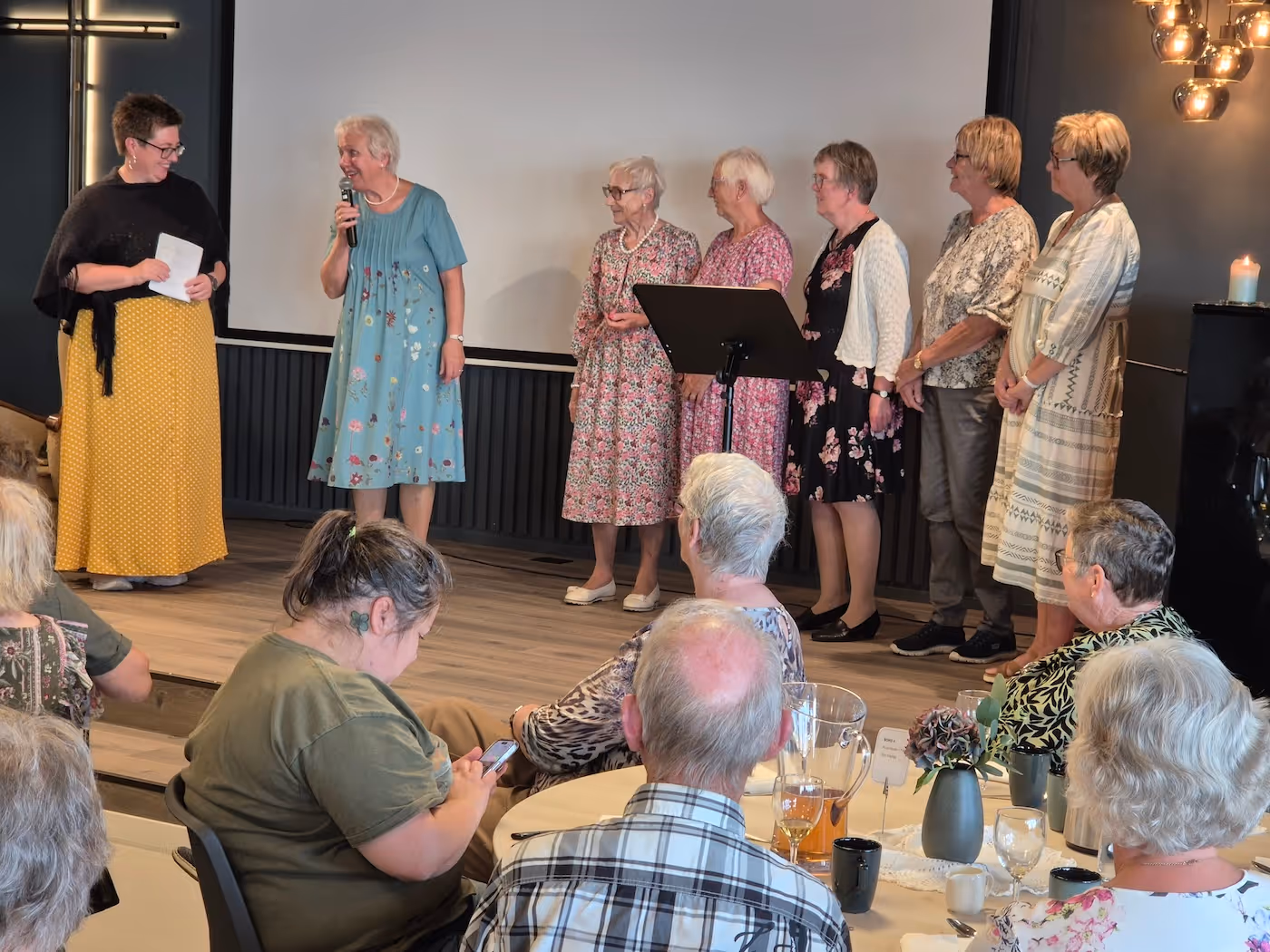 Bildet viser sju personer på en scene.