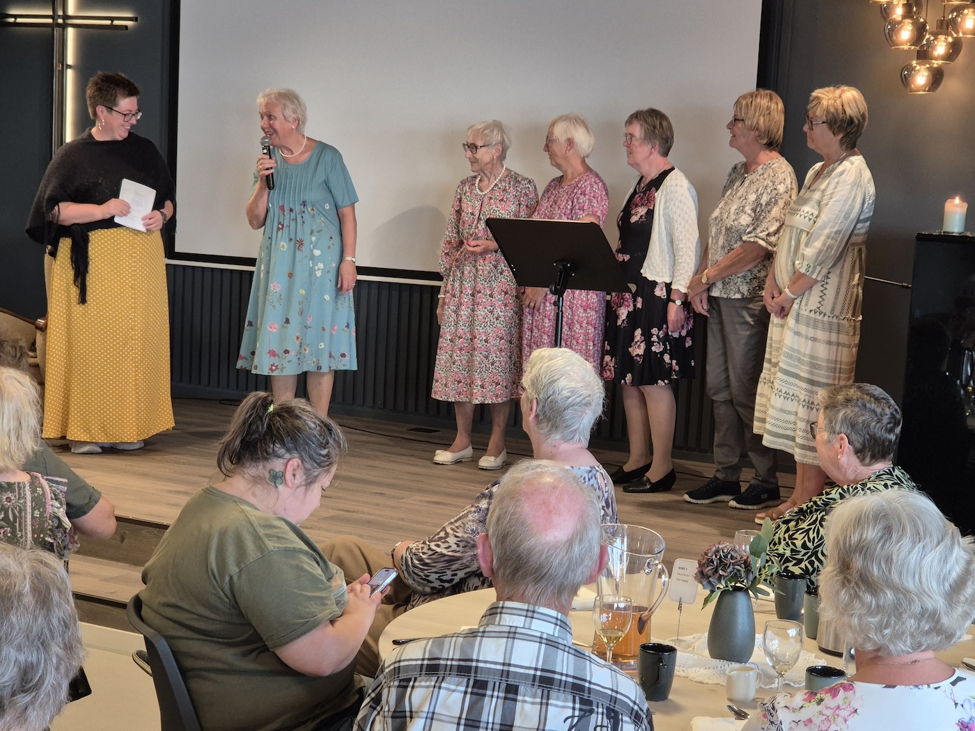 Bildet viser sju personer på en scene.