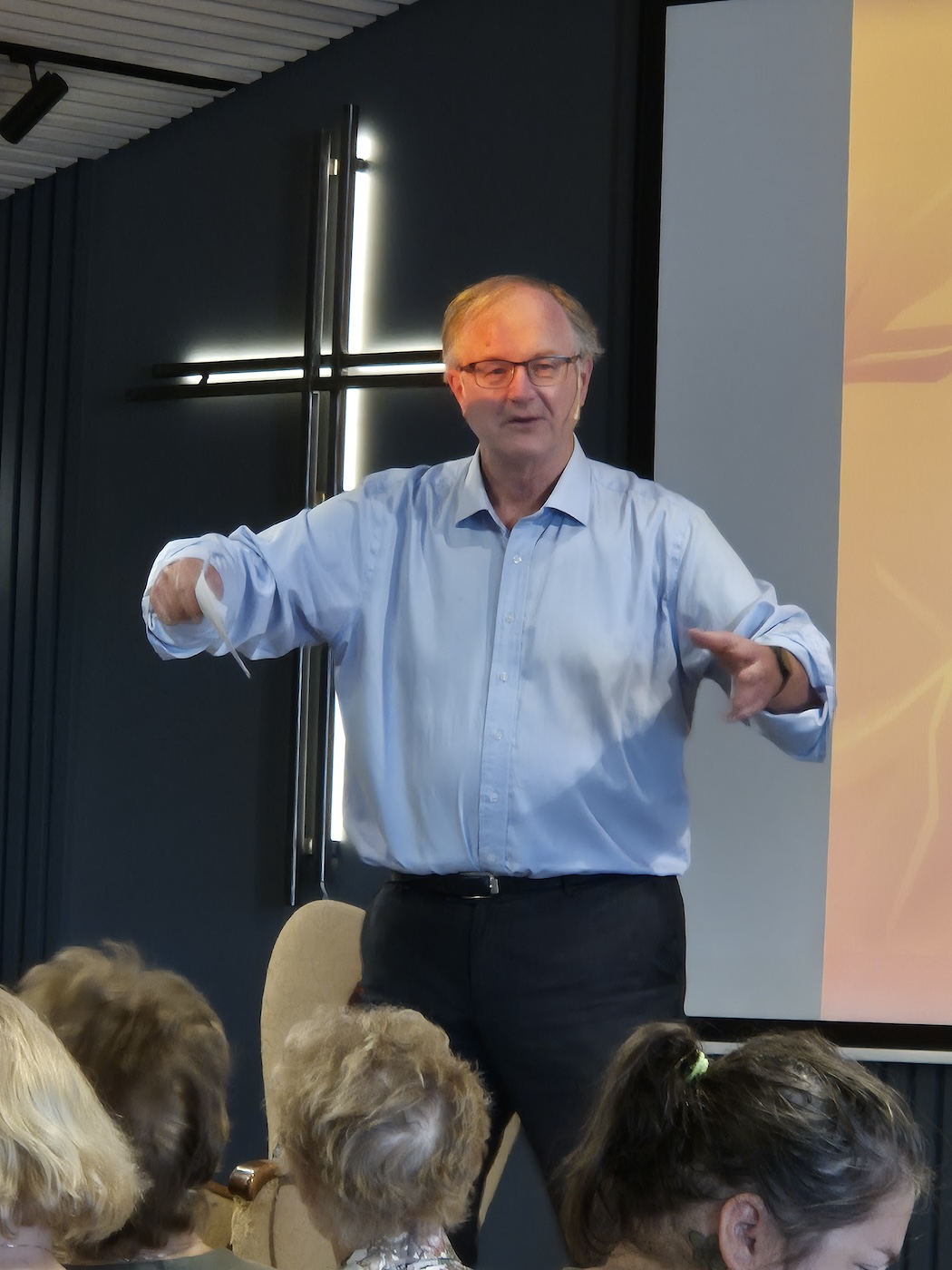 Bildet viser en mann på en scene som forteller